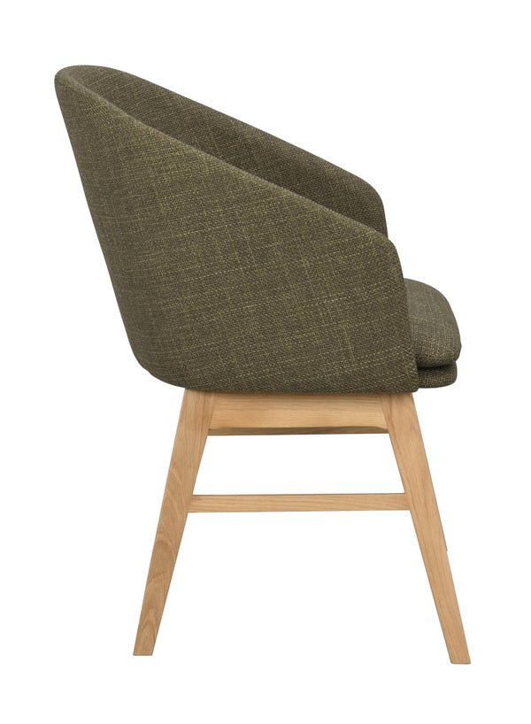 Grön stol med träben i ek, sidovy som visar den kurvade ryggstoppningen och moderna designen