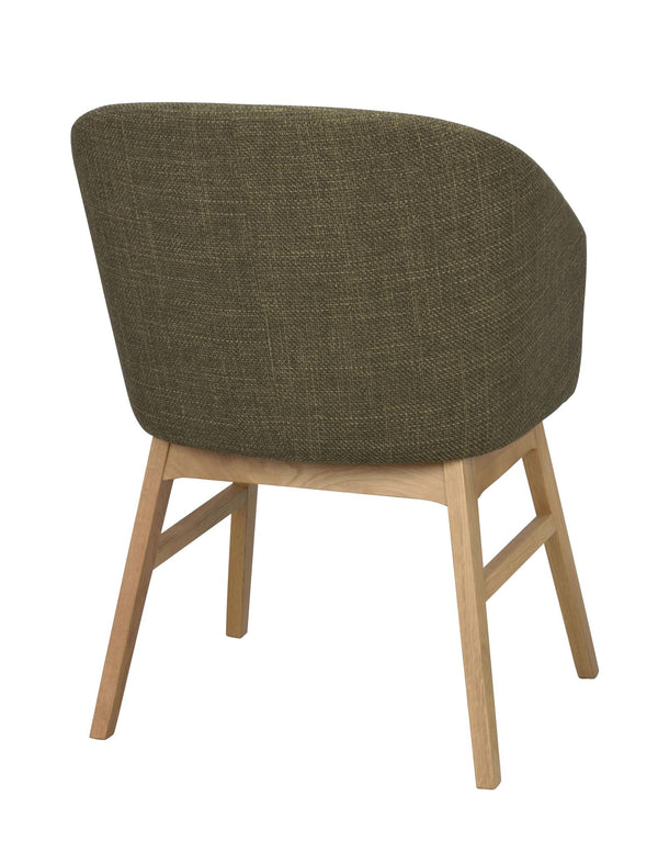 Olive grön fåtölj med träben i ljust trä, modern skandinavisk design med rundad rygg