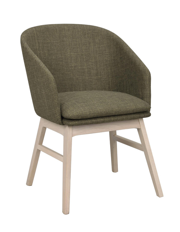 Grön stoppad stol med ljusa träben i skandinavisk design