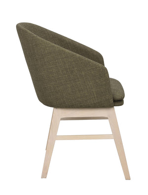 Grön fåtölj med träben i ljust trä, visad från sidan mot vit bakgrund