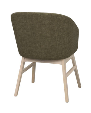 Grön tygklädd fåtölj med ljust träben, modern design med rundad rygg och armstöd