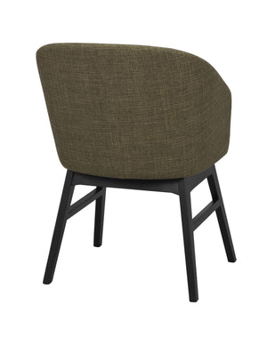 Grön fåtölj med rundad rygg och svarta träben, sedd från sidan mot vit bakgrund