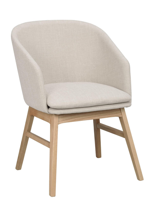 Beige stoppad stol med träben i ek, modern skandinavisk design med rundad rygg och sits