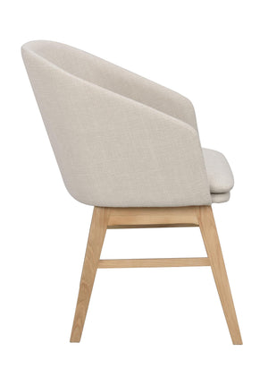 Beige stoppad stol med träben i ek, sidovy som visar kurvad rygg och moderna ben