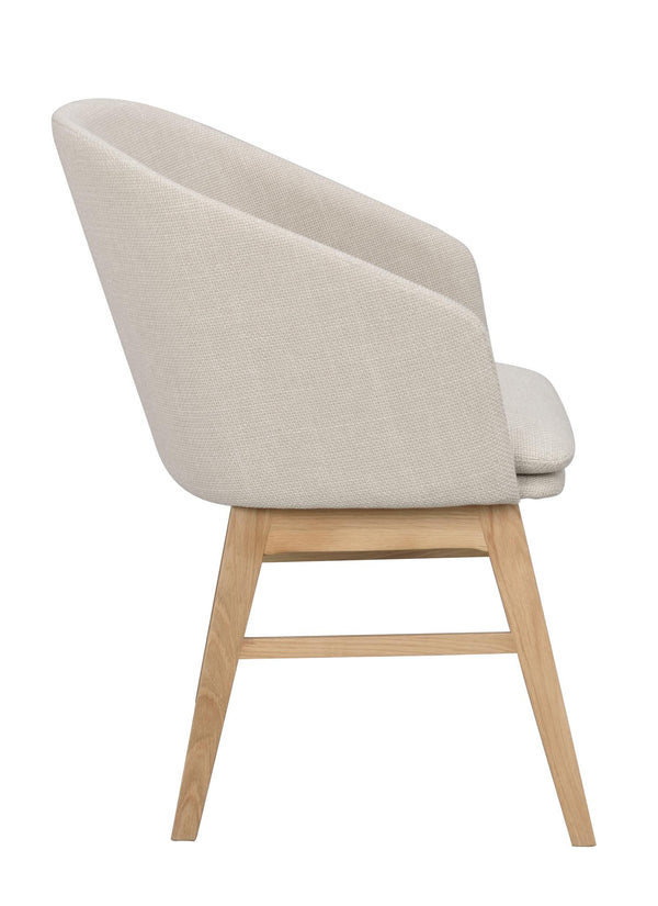 Beige stoppad stol med träben i ek, sidovy som visar kurvad rygg och moderna ben