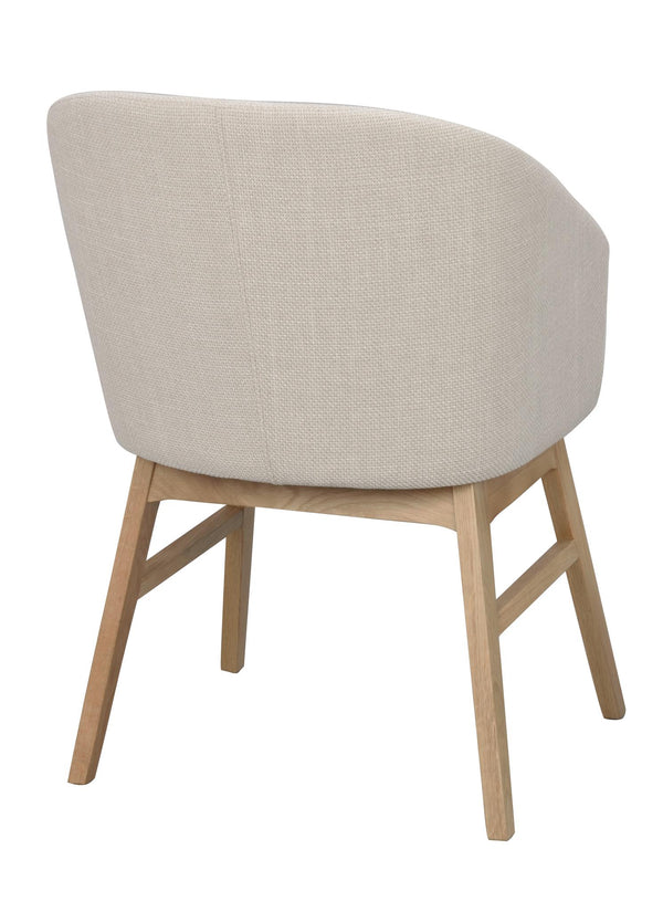 Beige fåtölj med träben i ljust trä, rundad rygg och modern skandinavisk design