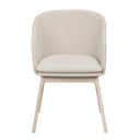 Beige stoppad stol med träben i ljust trä, framifrån