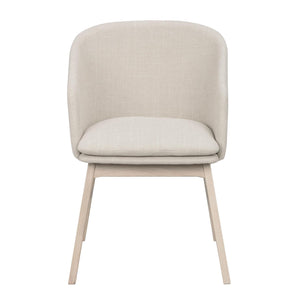 Beige stoppad stol med träben i ljust trä, framifrån