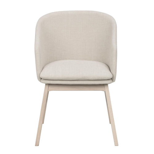 Beige stoppad stol med träben i ljust trä, framifrån