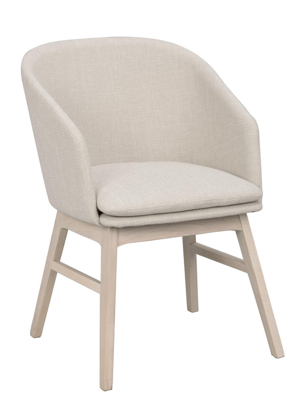 Beige stoppad stol med träben i ljust trä, modern design med rundad rygg och sits