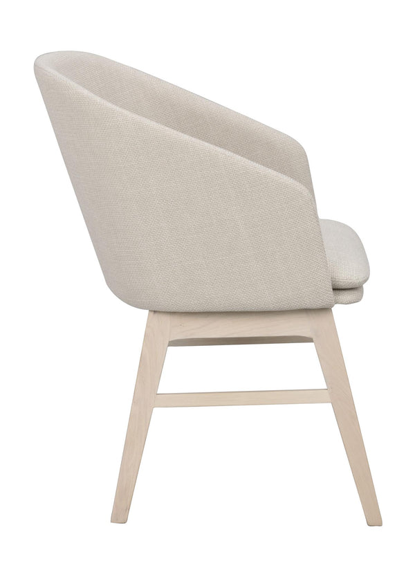 Beige stoppad stol med träben i ljust trä, sidovy som visar ryggstödets rundade design