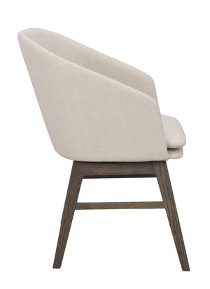 Karmstol med beige klädsel och mörkbruna träben, visad från sidan