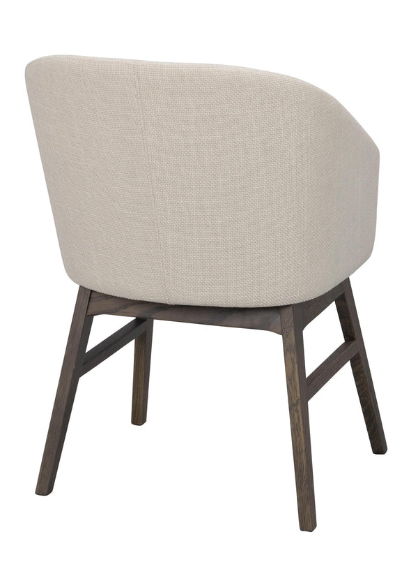 Beige fåtölj med träben i mörkbrun finish, rundad rygg och modern skandinavisk design