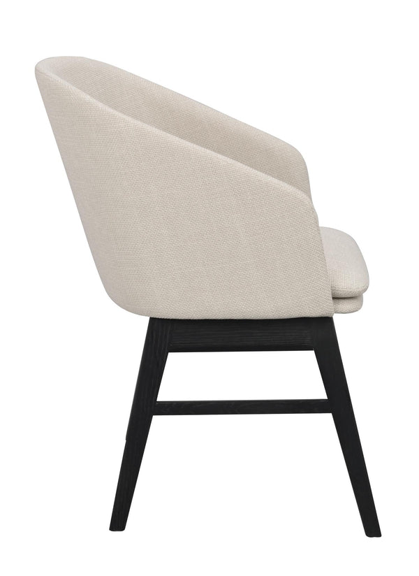 Beige stoppad stol med svarta träben, sidovy som visar den höga ryggstödet och moderna designen