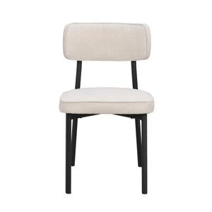 Matstol med beige klädsel och svarta ben i modern skandinavisk design
