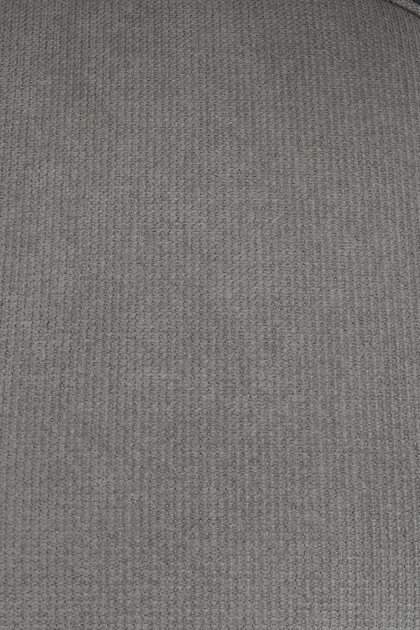 Grå textilmatta med diskret mönster och mjuk struktur för hem och kontor