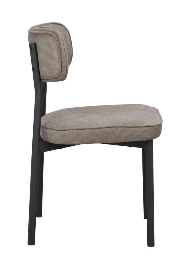 Stoppad matstol med beige klädsel och svarta träben i skandinavisk design, sedd från sidan