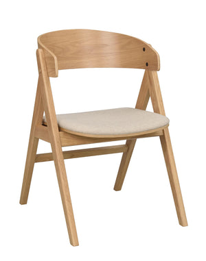 Stol i ek med stoppad sits i beige tyg och ergonomisk rygg i skandinavisk design