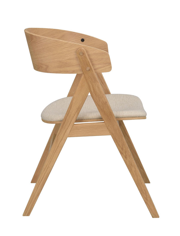 Stol i ek med stoppad sits och skulpturalt ryggstöd, sidovy som visar A-formade ben och modern skandinavisk design