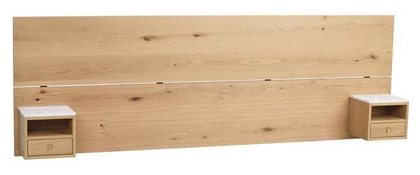 Sänggavel i ljust trä med två små nattduksbord med lådor och öppna fack