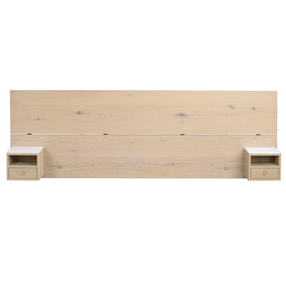 Säng med sänggavel i ljust trä och två matchande nattduksbord med lådor