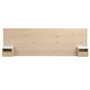 Säng med sänggavel i ljust trä och två matchande nattduksbord med lådor