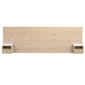 Säng med sänggavel i ljust trä och två matchande nattduksbord med lådor