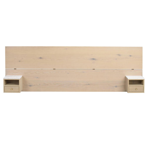 Säng med sänggavel i ljust trä och två matchande nattduksbord med lådor