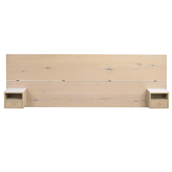 Säng med sänggavel i ljust trä och två matchande nattduksbord med lådor