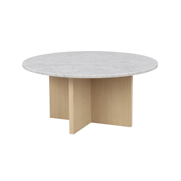 Runt soffbord med vit marmorskiva och underrede i ljust trä med korsformat stöd