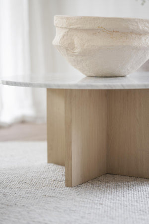 Rustikt keramikkrus på marmorbord med ljust trä, skandinavisk inredningsstil