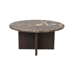 Runt soffbord med mörkbrun marmor-skiva och korsformad träfot i mörkbrun ek