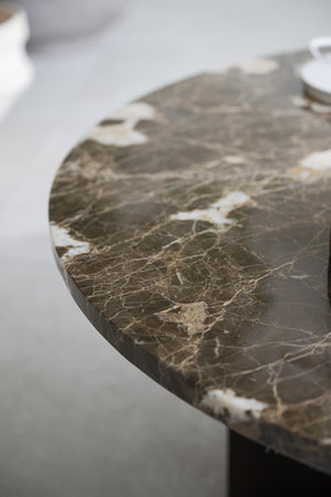Bord med brun marmorskiva och vita ådror i närbild, elegant naturstensyta för inredning