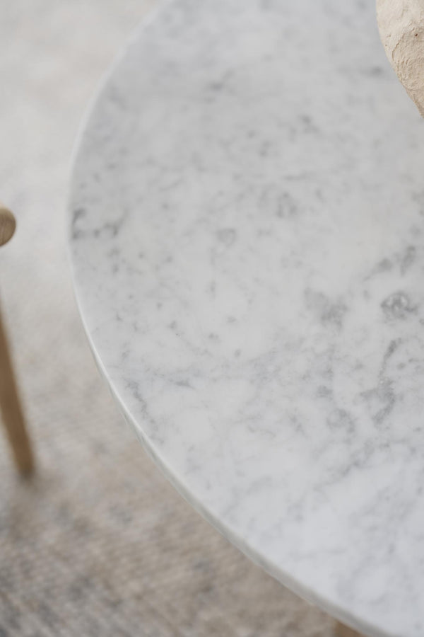 Vit marmorbricka med grå ådring, rund form med elegant yta för servering och dekoration