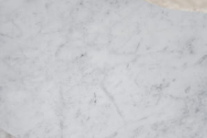 Vit marmor med grå ådring och naturlig stenmönster för bänkskiva eller kakel