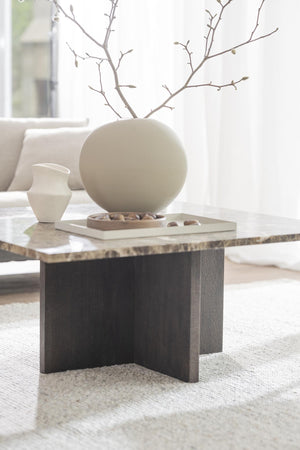 Soffbord med marmortop och mörkgrå kryssbas, dekorerat med vita vaser och grenar i minimalistisk stil