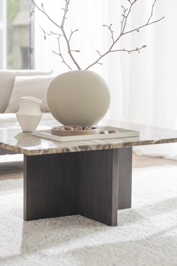 Soffbord med marmortop och mörkgrå kryssbas, dekorerat med vita vaser och grenar i minimalistisk stil