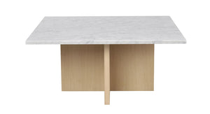 Matbord med vit marmorskiva och naturlig ekbas i korsformat med modern skandinavisk design