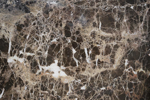 Brun marmor med vita ådror och naturligt spräckligt mönster, närbild av stenyta