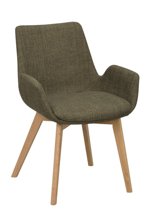 Grön stol med armstöd och träben i ljust trä, modern skandinavisk design