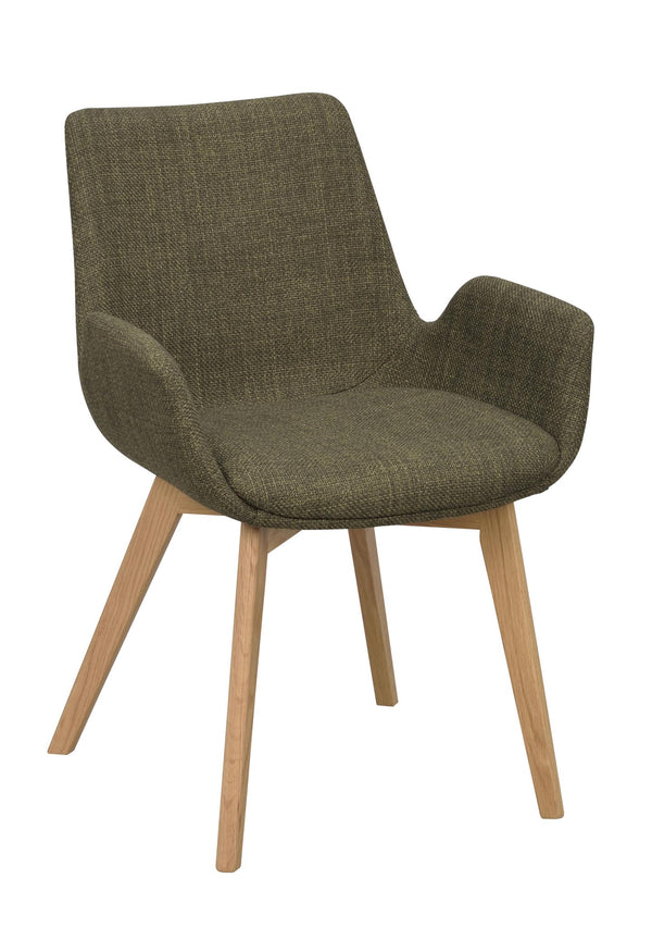 Grön stol med armstöd och träben i ljust trä, modern skandinavisk design