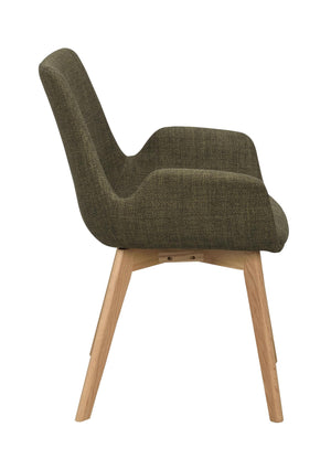 Grön stol med träben i ek, sidovy som visar ergonomisk design och modern skandinavisk stil