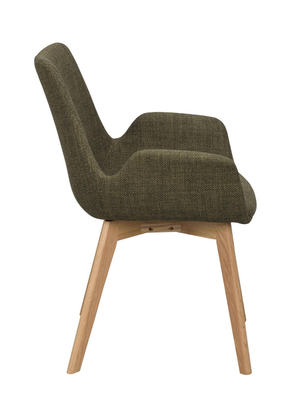 Grön stol med träben i ek, sidovy som visar ergonomisk design och modern skandinavisk stil