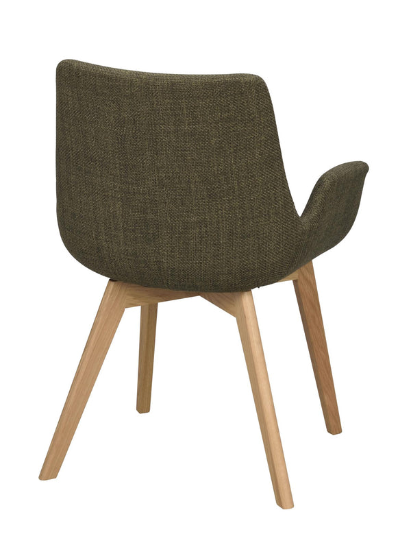 Grön matstol med armstöd och ben i ljust trä, sedd bakifrån mot vit bakgrund