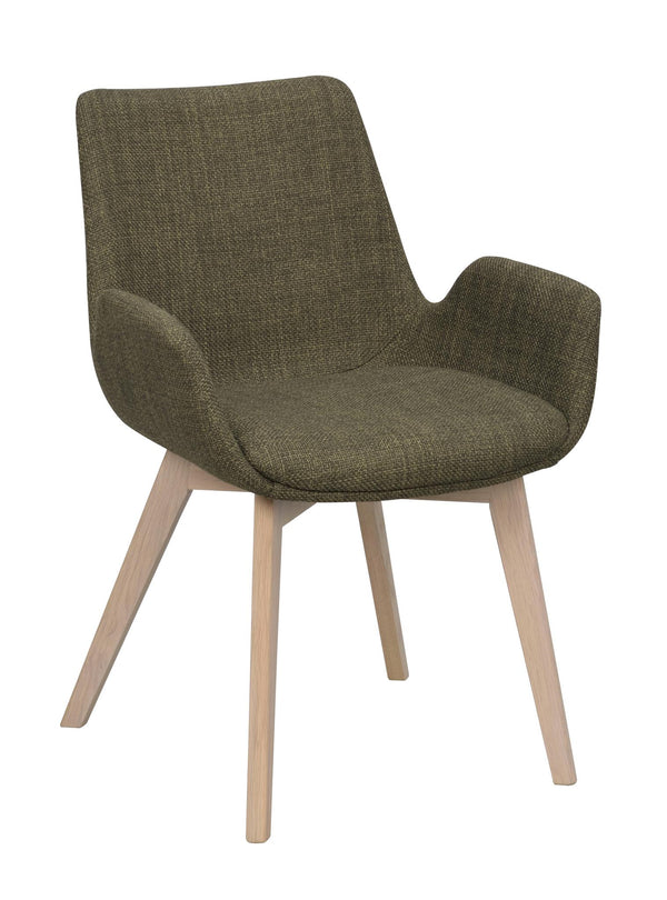Grön stoppad stol med armstöd och ljusa träben i skandinavisk design