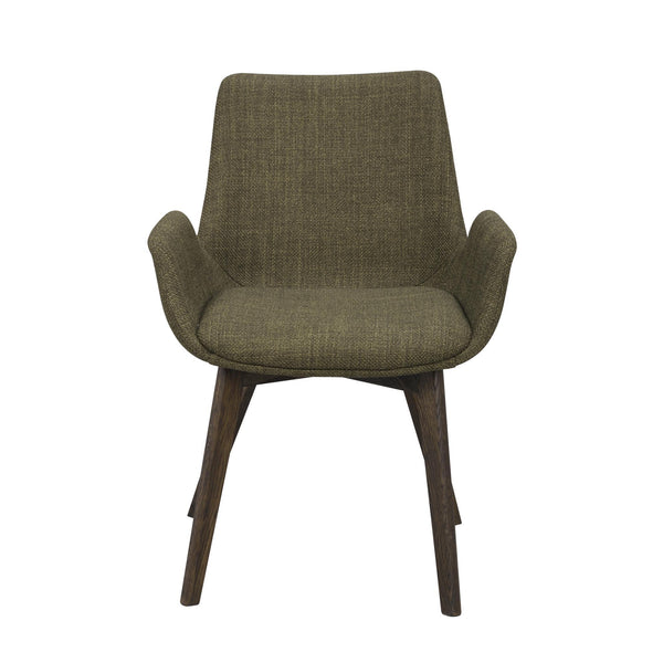 Grön stoppad stol med armstöd och mörka träben i modern skandinavisk design