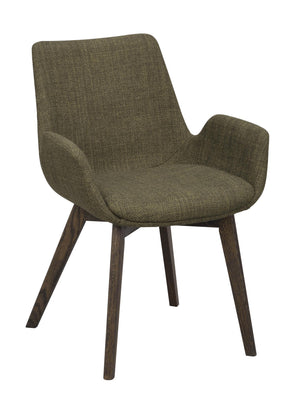 Grön stoppad stol med armstöd och mörka träben i modern skandinavisk design