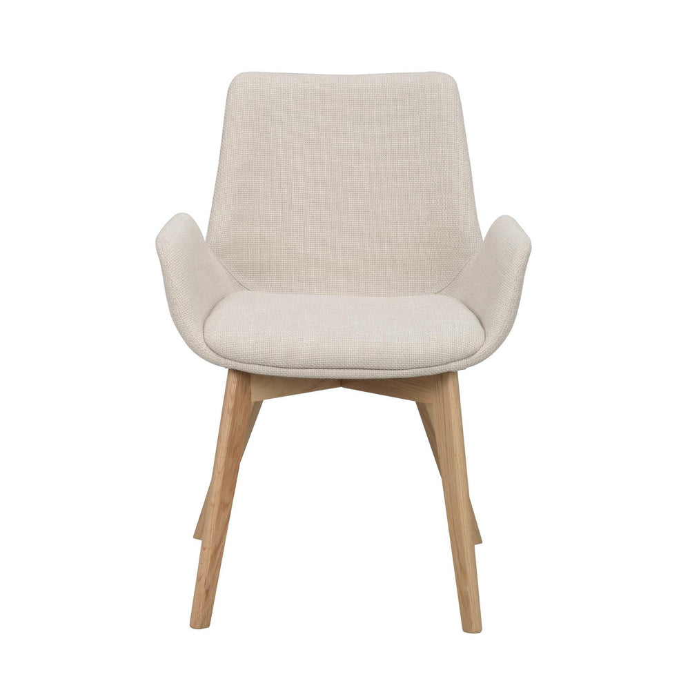 Beige stoppad stol med armstöd och träben i ekfärg, modern skandinavisk design