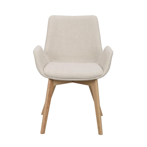 Beige stoppad stol med armstöd och träben i ekfärg, modern skandinavisk design