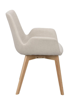 Beige stol med träben i ek, sidovy som visar hög rygg och modern skandinavisk design
